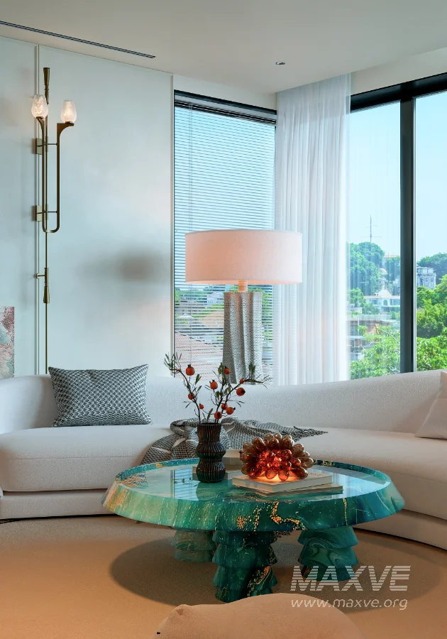 Luxurious living room and dining room - Image 4